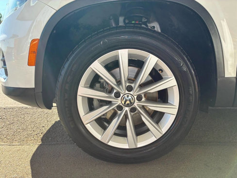 Used 2017 Volkswagen Tiguan Limited w/ Alloy Wheels Package image 11