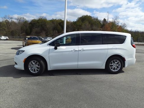 New 2025 Chrysler Voyager LX image 4