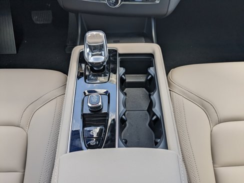 New 2025 Volvo XC90 T8 Plus w/ Protection Package Premier image 21