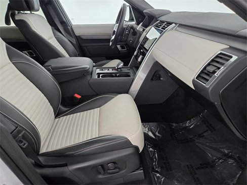 Certified 2024 Land Rover Discovery Dynamic SE image 3