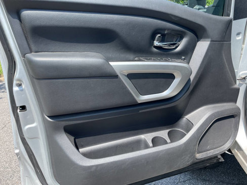 Used 2017 Nissan Titan SV image 19