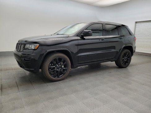 Used 2019 Jeep Grand Cherokee Altitude image 2