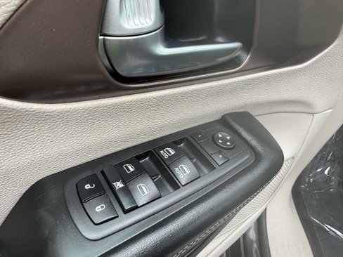 Used 2022 Chrysler Voyager LX image 10