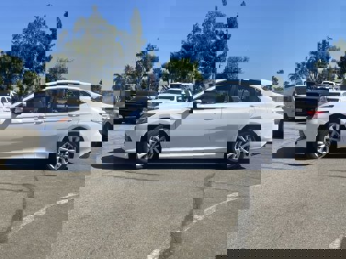 Used 2018 Toyota Camry LE image 4