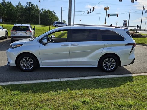 Used 2024 Toyota Sienna XLE image 4