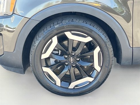 Used 2023 Kia Telluride EX w/ EX Captain's Chair Package image 35
