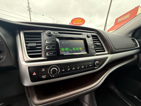 Used 2019 Toyota Highlander LE image 19