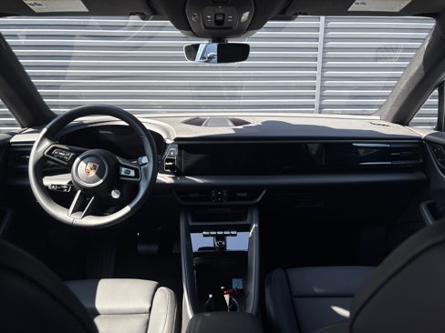 Certified 2025 Porsche Macan Electric image 12