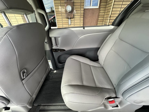 Used 2019 Toyota Sienna AWD image 5