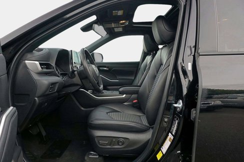 Used 2024 Toyota Highlander FWD image 17
