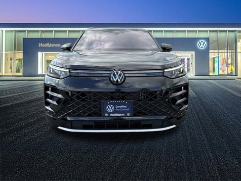 Certified 2025 Volkswagen Tiguan SEL R-Line image 9