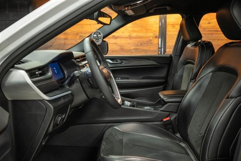 Used 2024 Jeep Grand Cherokee L Laredo image 9