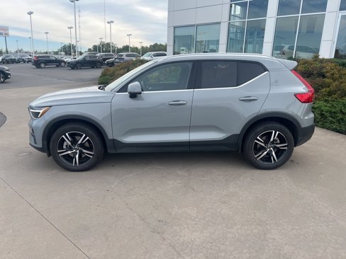 Used 2025 Volvo XC40 B5 Core image 2