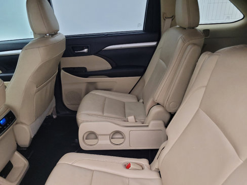 Used 2019 Toyota Highlander XLE image 18