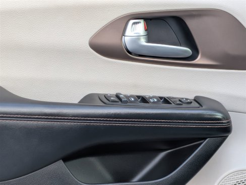 Used 2018 Chrysler Pacifica Touring-L image 13
