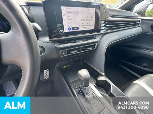 Used 2025 Toyota Camry SE image 34