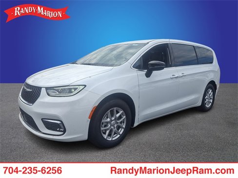 New 2026 Chrysler Pacifica Select image 1