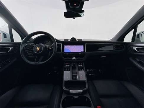 Certified 2024 Porsche Macan image 27