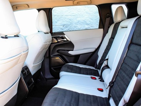 New 2025 Mitsubishi Outlander SE image 34