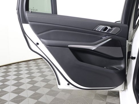 Used 2022 BMW X7 M50i image 32