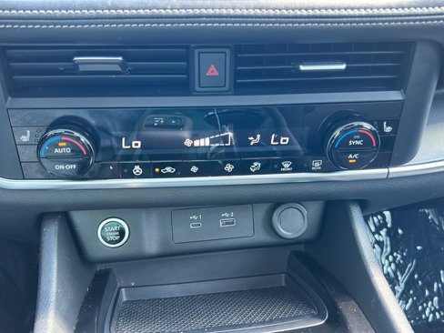 Used 2023 Nissan Rogue SV w/ SV Premium B Package image 23