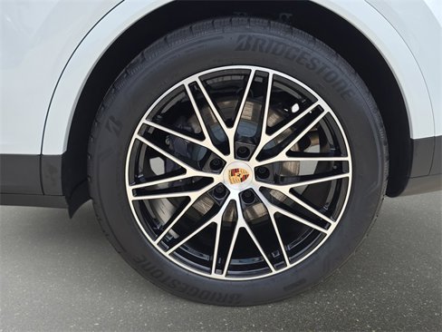 Used 2025 Porsche Cayenne image 34