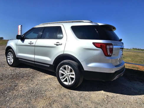 Used 2017 Ford Explorer XLT w/ Equipment Group 202A image 3