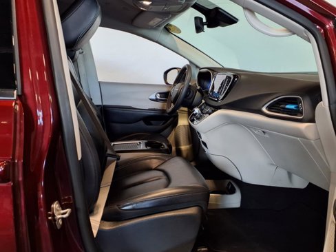 Used 2023 Chrysler Pacifica Touring-L image 14