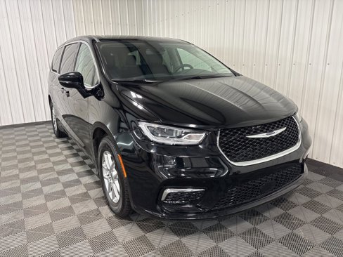 Used 2024 Chrysler Pacifica Touring-L image 2