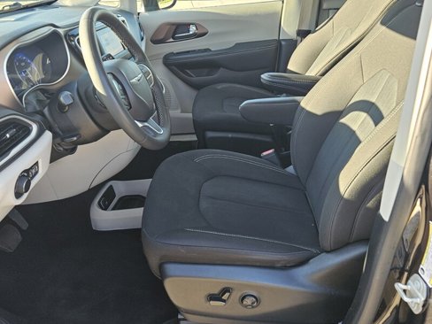 Used 2023 Chrysler Voyager LX image 9