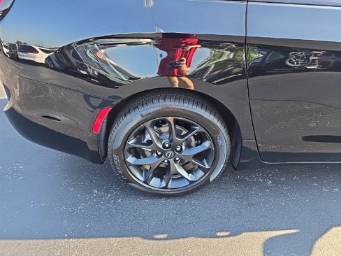 New 2026 Chrysler Pacifica Limited w/ S Appearance Package image 11