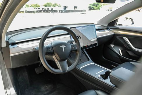 Used 2021 Tesla Model 3 Standard Range Plus image 3