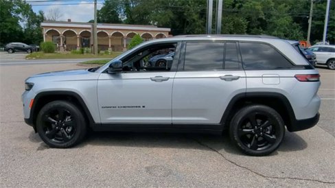 Used 2023 Jeep Grand Cherokee Altitude image 5