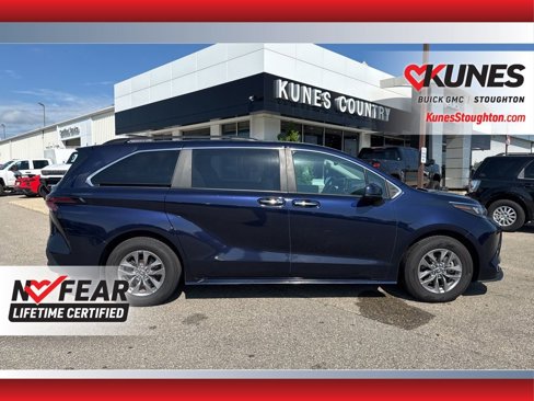 Used 2024 Toyota Sienna XLE image 11