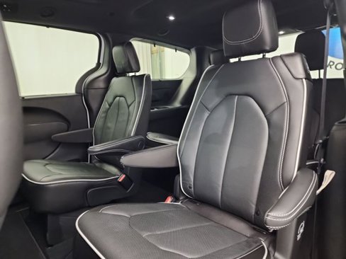 Used 2025 Chrysler Pacifica Limited image 38