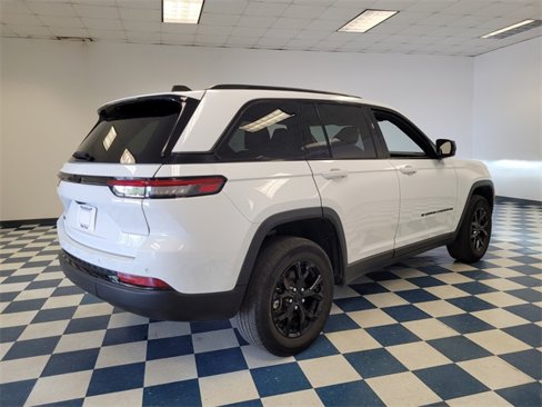 Used 2024 Jeep Grand Cherokee Altitude image 10