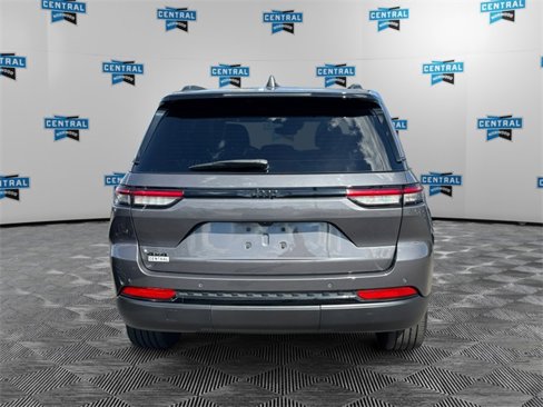 Used 2023 Jeep Grand Cherokee Altitude image 5