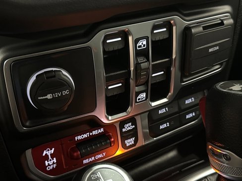 Used 2024 Jeep Wrangler Unlimited Rubicon w/ Technology Group image 34