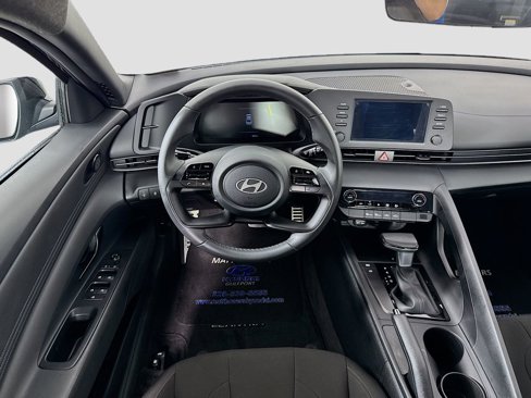 Certified 2025 Hyundai Elantra Sport image 21