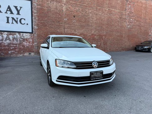 Used 2017 Volkswagen Jetta SE image 2
