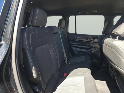 Used 2025 Jeep Grand Cherokee Laredo w/ Luxury Tech Group I image 20