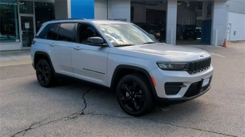 Used 2023 Jeep Grand Cherokee Altitude image 2