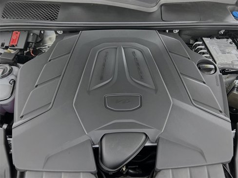 Used 2025 Porsche Cayenne image 32