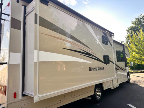 Used 2016 Ford E-450 and Econoline 450 Super Duty w/ Motorhome Prep Package image 13