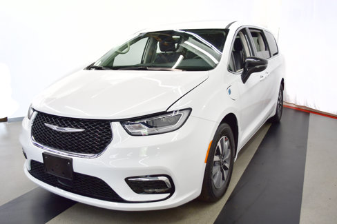 Used 2024 Chrysler Pacifica Limited image 4