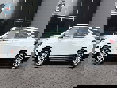 Used 2023 Chevrolet Equinox LT w/ Driver Convenience Package image 2