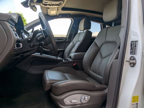Certified 2024 Porsche Macan image 5