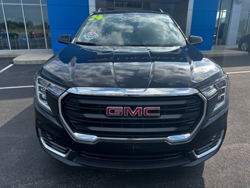 Used 2024 GMC Terrain SLE w/ Driver Convenience Package image 4