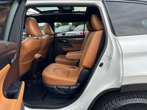 Used 2021 Toyota Highlander Platinum image 13