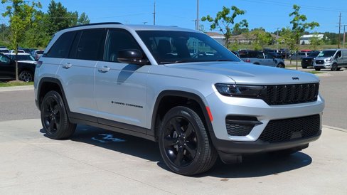Used 2024 Jeep Grand Cherokee Altitude image 9